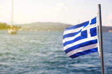 Un drapeau grec sur un bateau de croisière