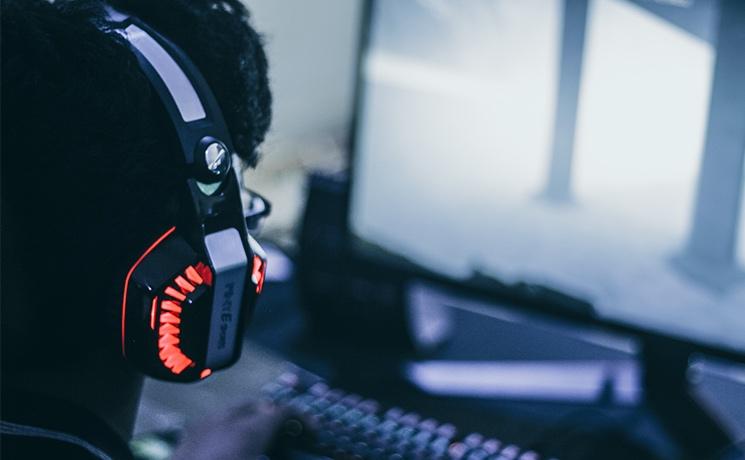 joueur joue aux jeux vidéos