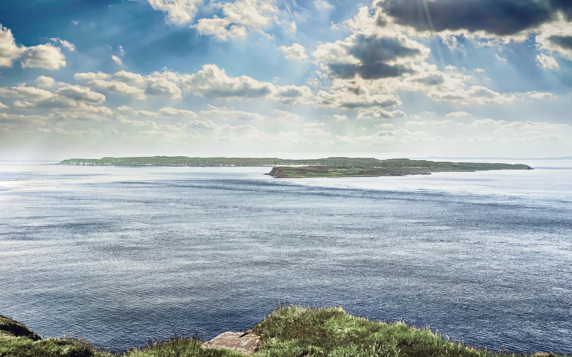 Vue l'île de Rathlin depuis la côte écossaise