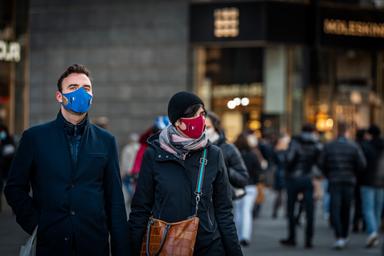 Des personnes masquées marchent dans la rue