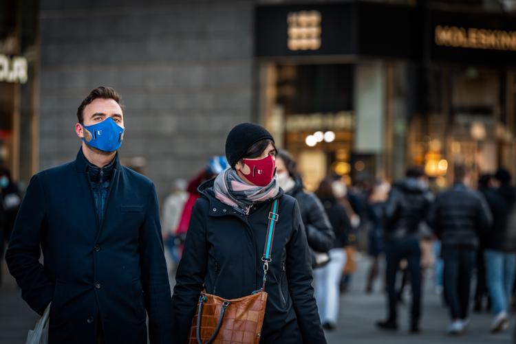 Des personnes masquées marchent dans la rue
