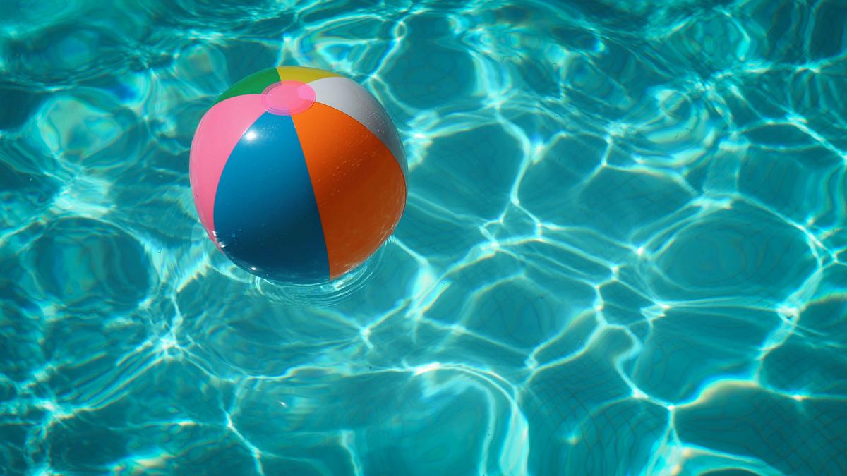Un ballon flotte à la surface d'une piscine