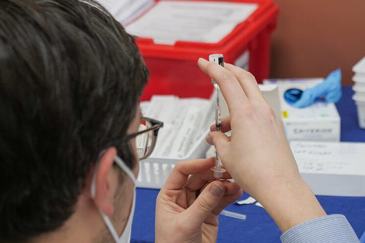 Un homme prépare une dose de vaccin