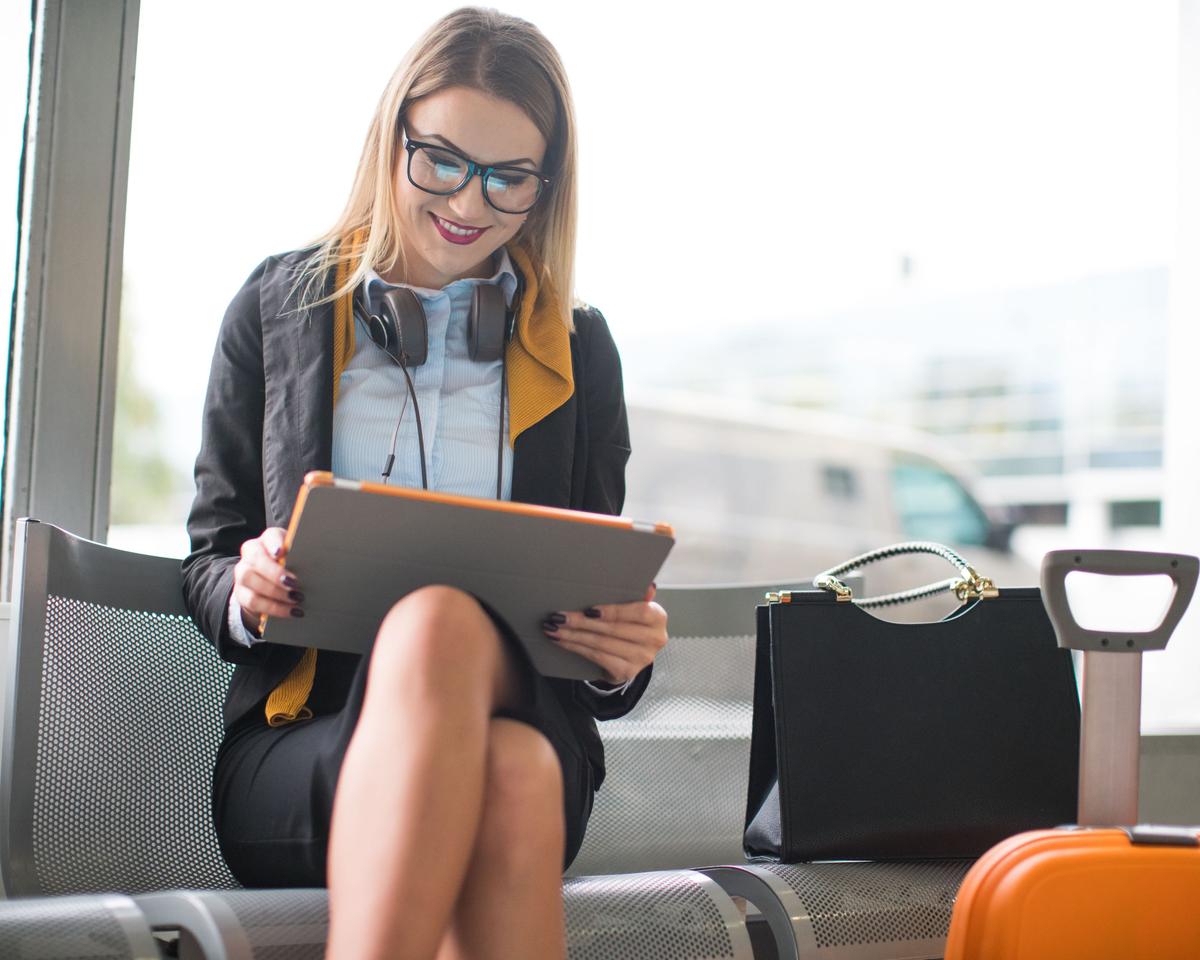 femme qui travaille avec un iPad dans ses mains