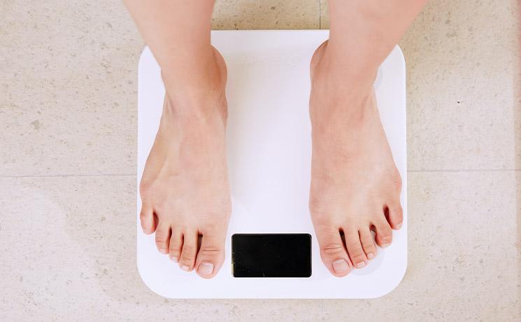 une personne se pèse