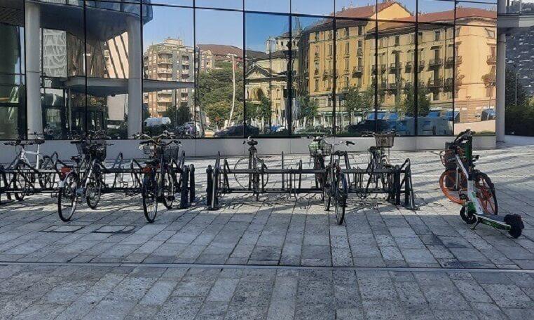 vélo trotinettes garées à milan