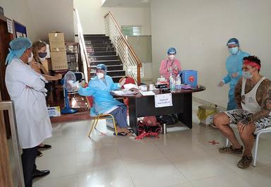 des étrangers se font vacciner à Siem Reap