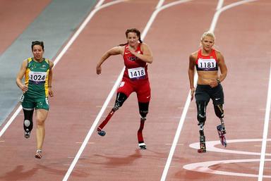 3 athlètes paralympiques en pleine course