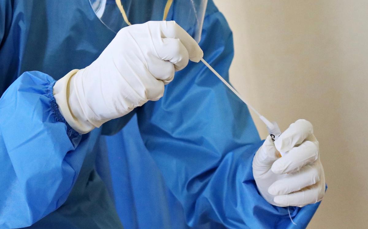 Infirmier faisant un test PCR