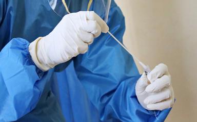 Infirmier faisant un test PCR