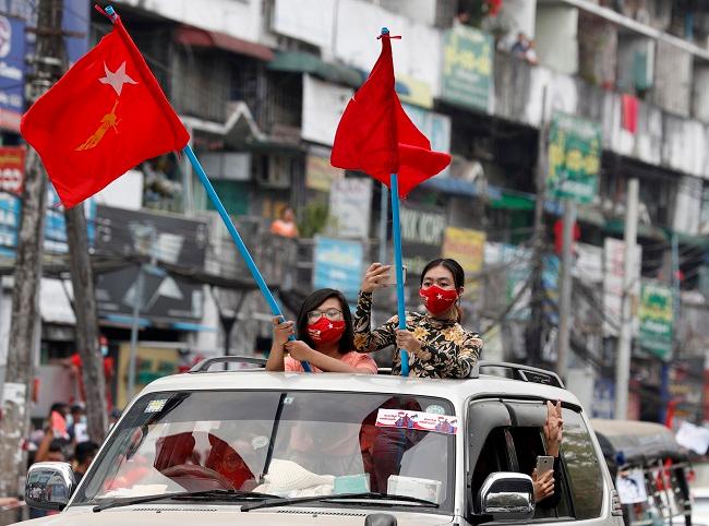 Des militants pro-Ligue nationale contre la démocratie, après le 1er février 2021, en Birmanie