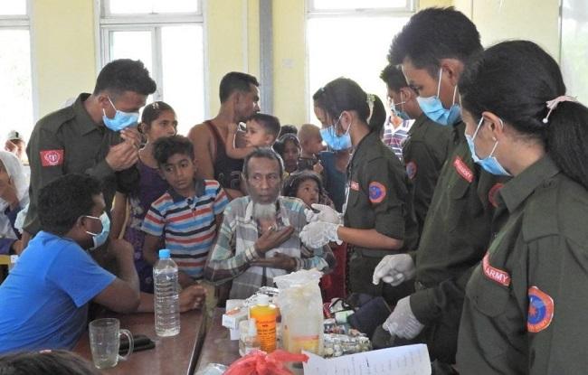 Des membres de l'Armée de l'Arakan administrent un vaccin anti-covid en Birmanie