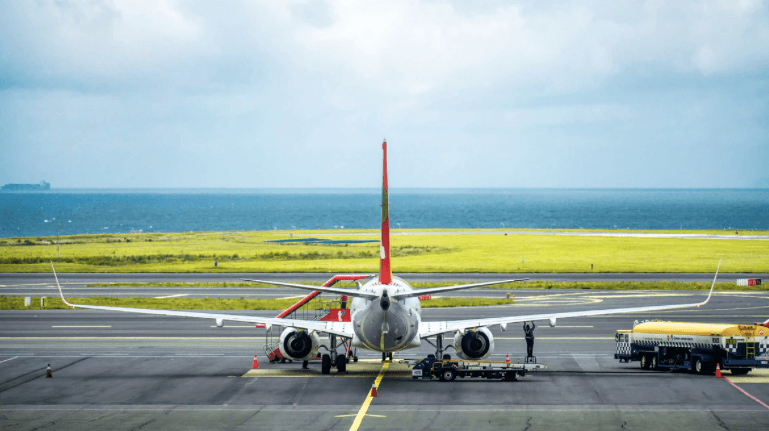Un avion sur un tarmac
