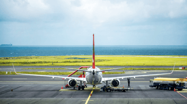 Un avion sur un tarmac
