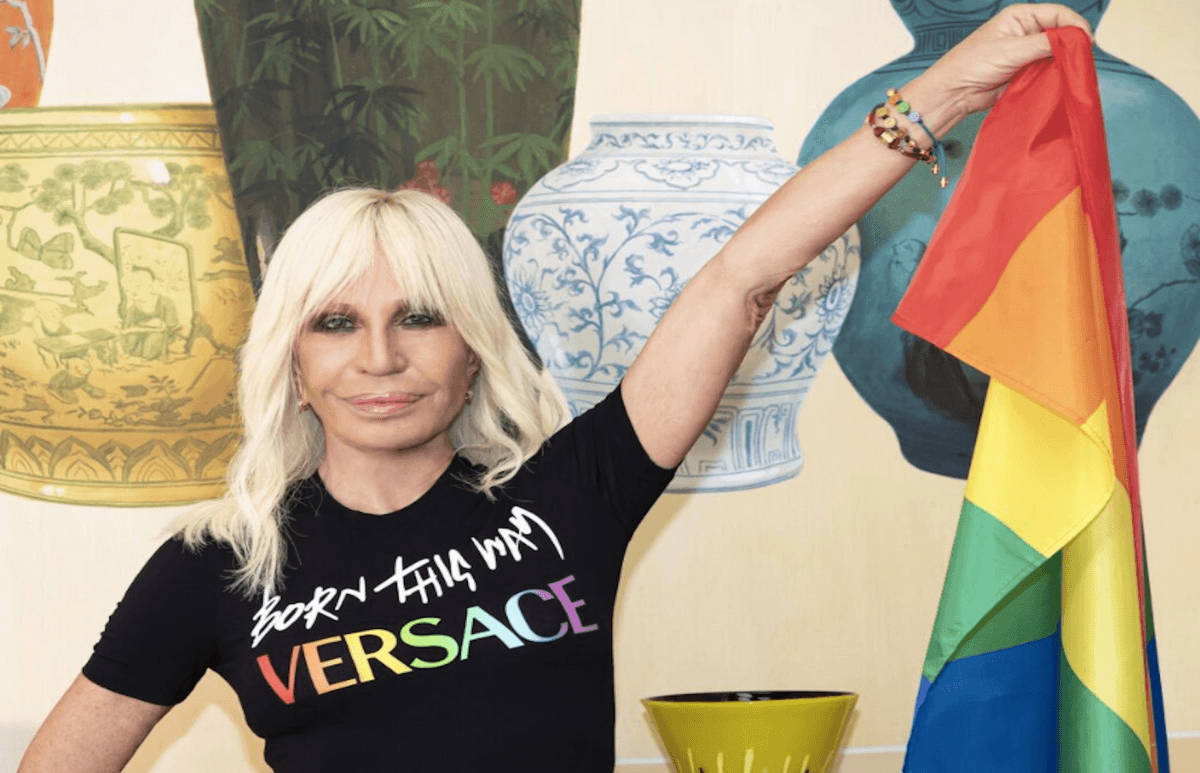 Donatella Versace brandit le drapeau de la gay pride
