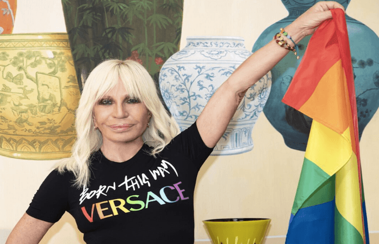 Donatella Versace brandit le drapeau de la gay pride