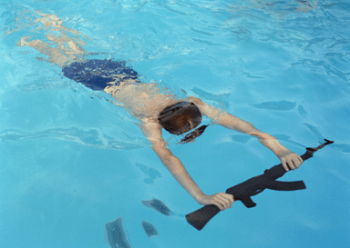 Un enfant nageant dans une piscine avec une arme à feu