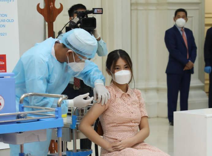 La fille ainée de Hun Manet se fait vacciner