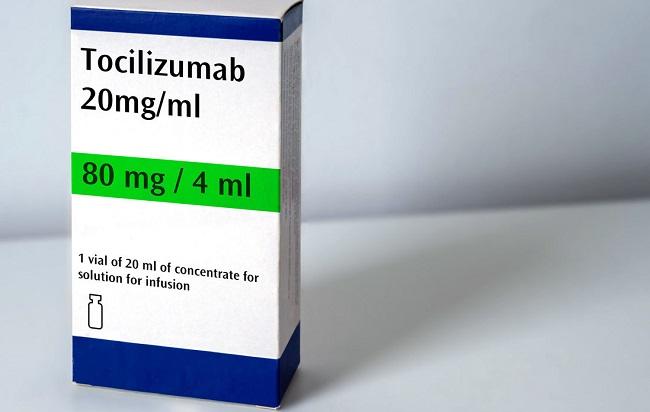 Une boîte d'une fiole de Tocilizumab