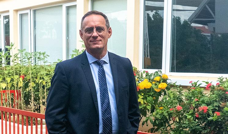 M. Gilles PERINET proviseur du lycée Descartes à Phnom Penh