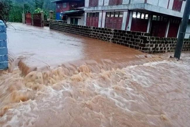 Des eaux boueuses dans la rue de Mogok