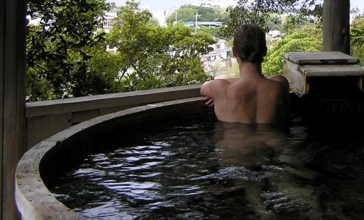 Un Onsen avec un.e baigneur.euse nu.e dedans