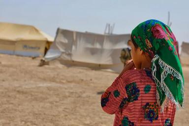 Petite afghane dans un camps de réfugiés