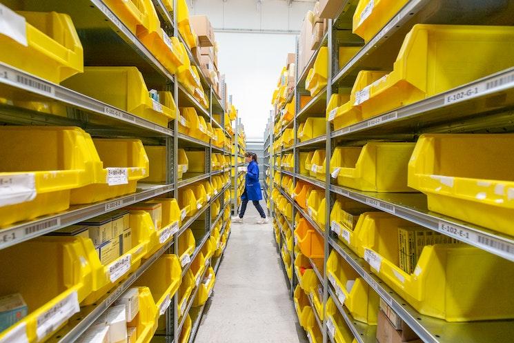 Un centre logistique avec de nombreux rayons jaunes et des articles divers