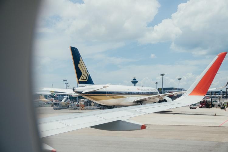 avions sur un aeroport retour a singapour