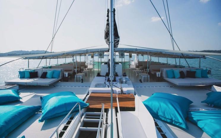 catamaran avec coussins bleus