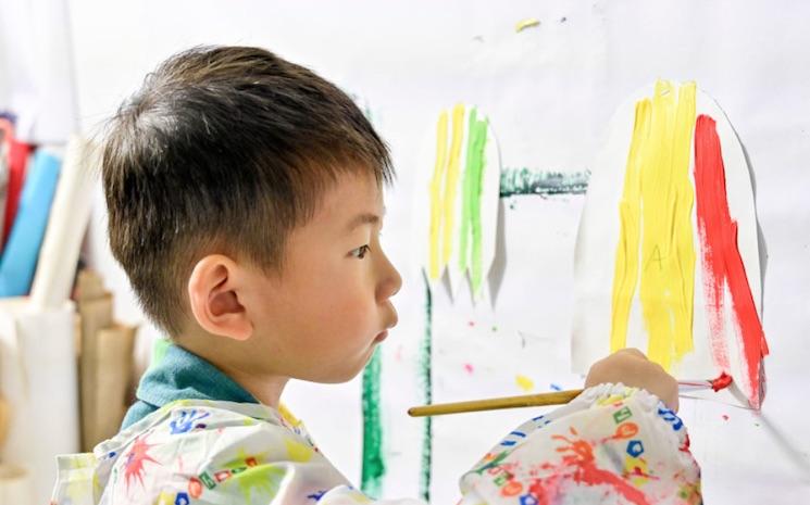 enfant en train de peindre