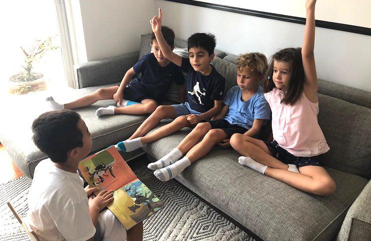 enfants en train d'apprendre à domicile