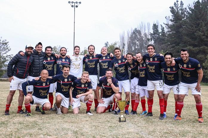 l'equipe de france de football du chili poser devant la coupe de la liga de naciones