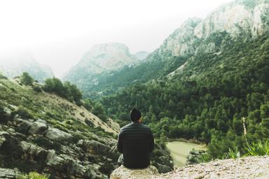 Assis devant le Caminito del Rey, Andalousie