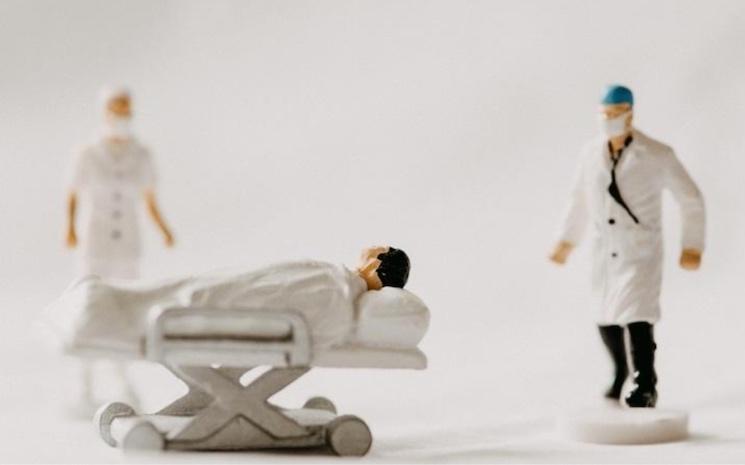 personnel médical dans un hopital autour d'un malade