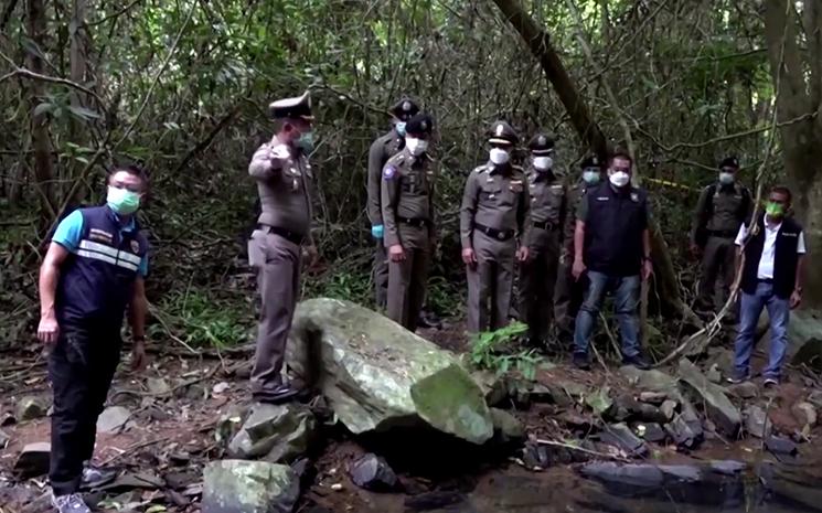 Des policiers thailandais inspectent une scene du crime