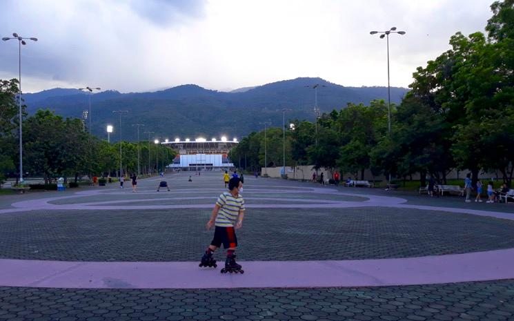 Garçon en roller devant le stade sportif à Chiang Mai