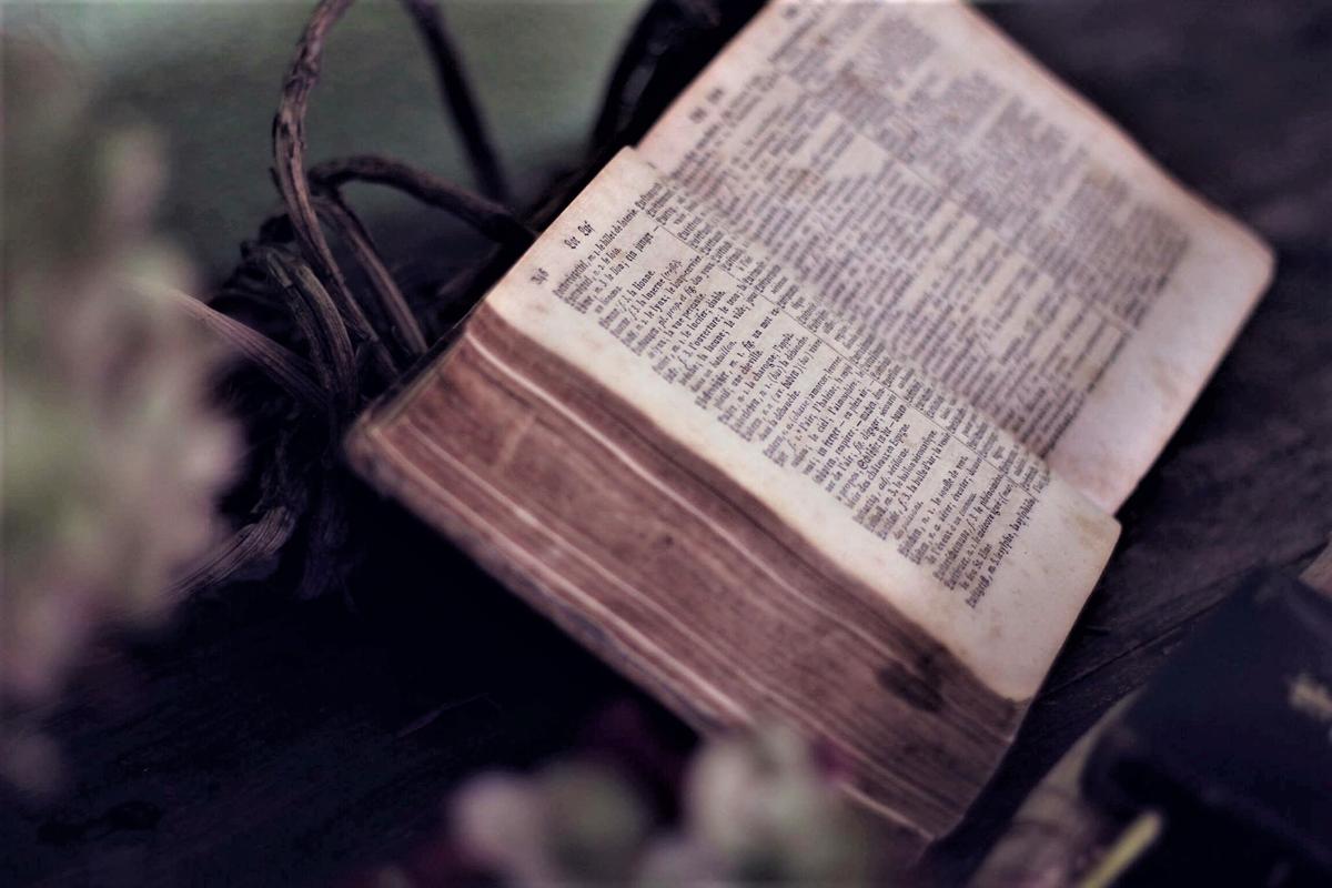 Un vieux dictionnaire ouvert