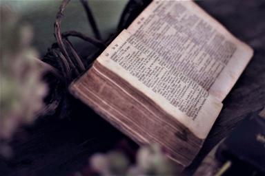 Un vieux dictionnaire ouvert