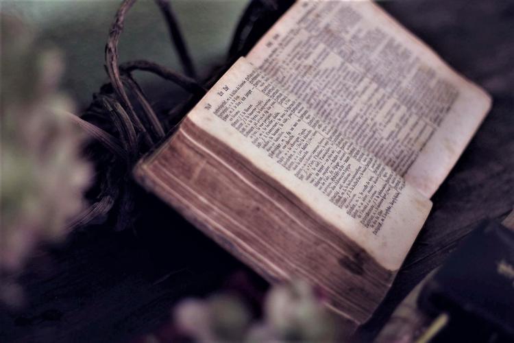 Un vieux dictionnaire ouvert