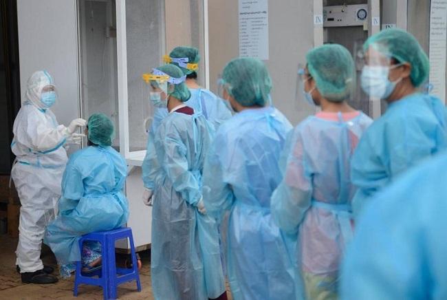 Des soignants font la queue pour se faire vacciner en Birmanie