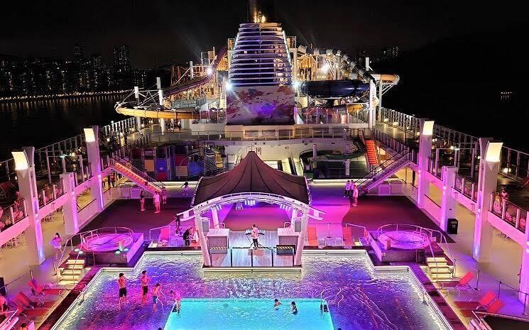 vue du pont de la croisière le soir à Hong Kong