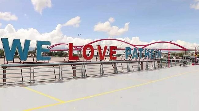 les mots "We Love Pathein" multicolores, en Birmanie