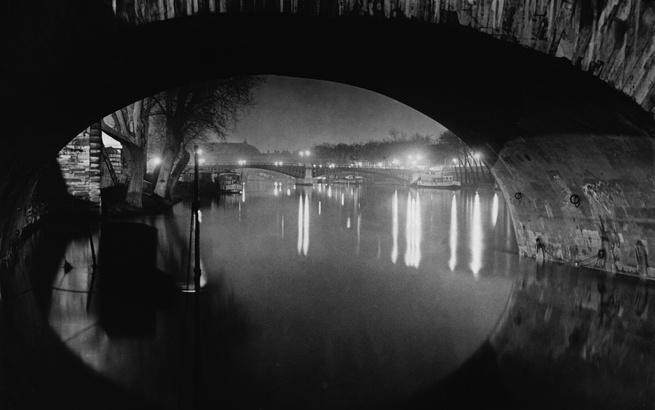 Photo de Brassaï (1899-1984). La passerelle de Solférino vue à travers du Pont Royal. París, 1931. Estate Brassaï Succession, Paris © Estate Brassaï Succession-Philippe Ribeyrolles.
