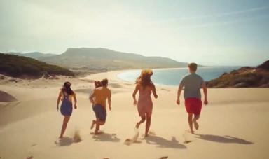 Famille courant sur une plage d’Andalousie