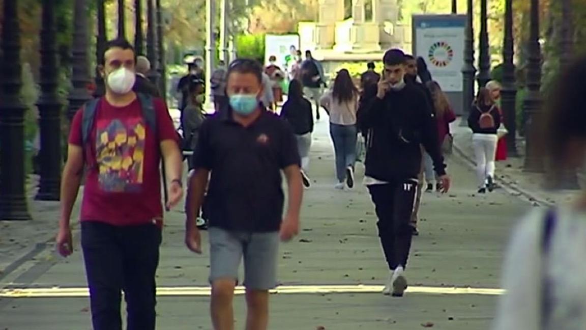 Nombreux passants dans rue de Huelva