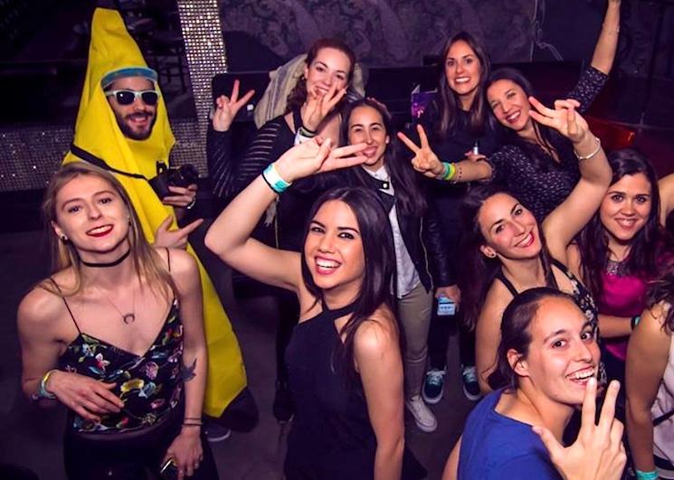 Des jeunes font la tournée des bars à Londres dans une ambiance festiveLes Français de Londres vous convie tous les vendredis et samedis à des moments de fête devenus institutions : le Banana Pub Crawl, cette irremplaçable tournée des bars à prix cassé.