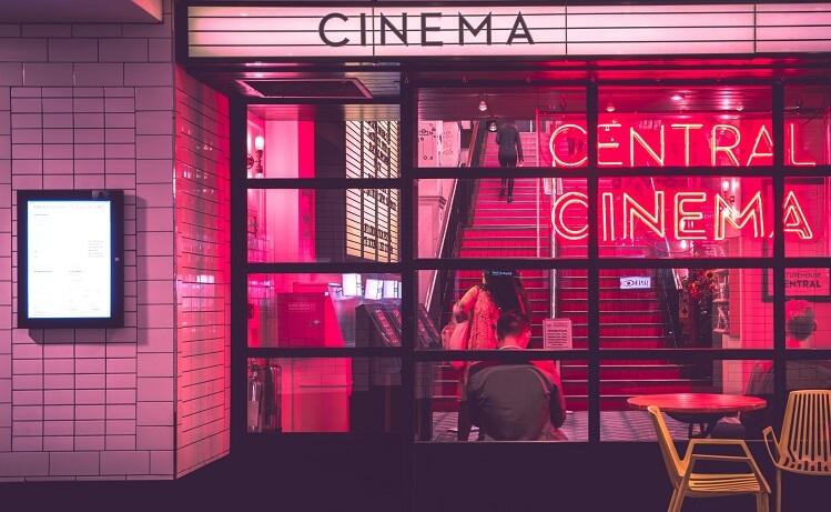 Une devanture de cinéma avec des lumières rouge