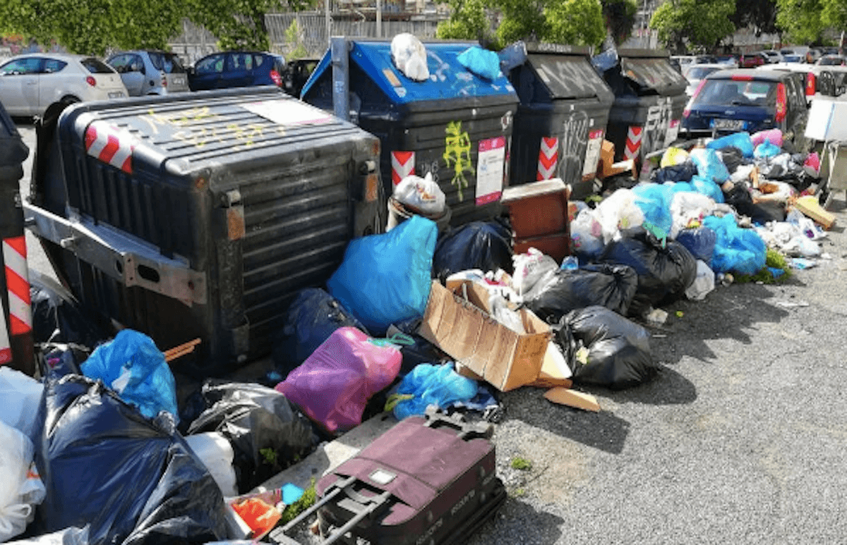 Une rue de Rome submergée de déchets