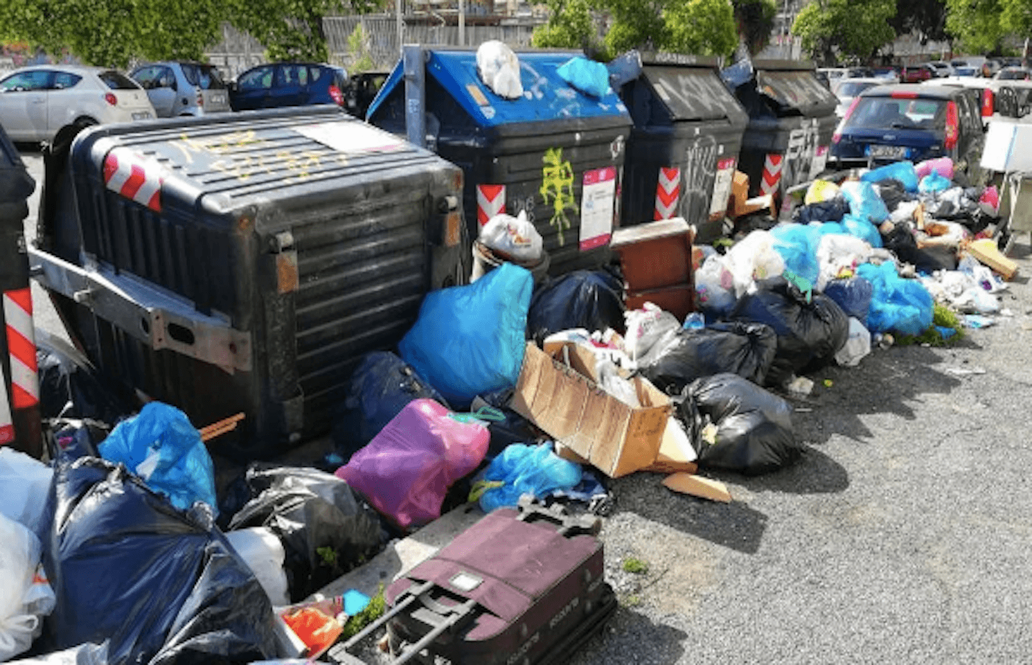 Une rue de Rome submergée de déchets